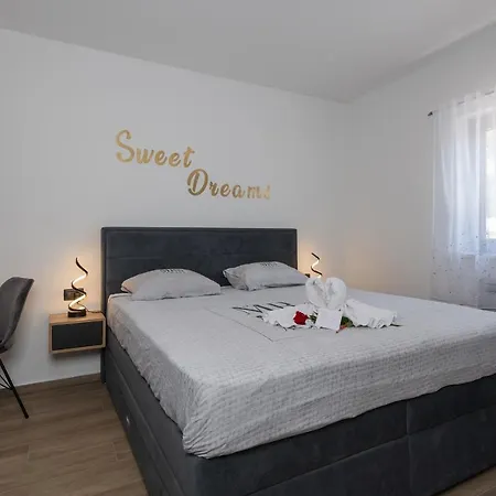 Alison Deluxe With Private Pool, Sauna And Jacuzzi * Nedeščina